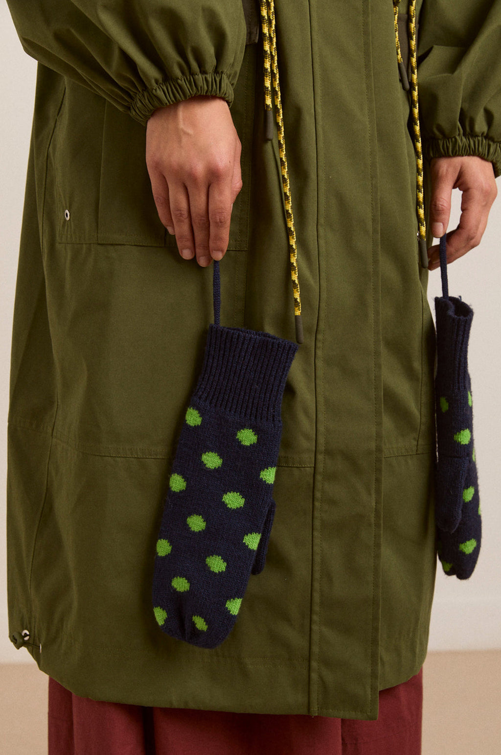 Cable String Mittens Charcoal/Lime Spot