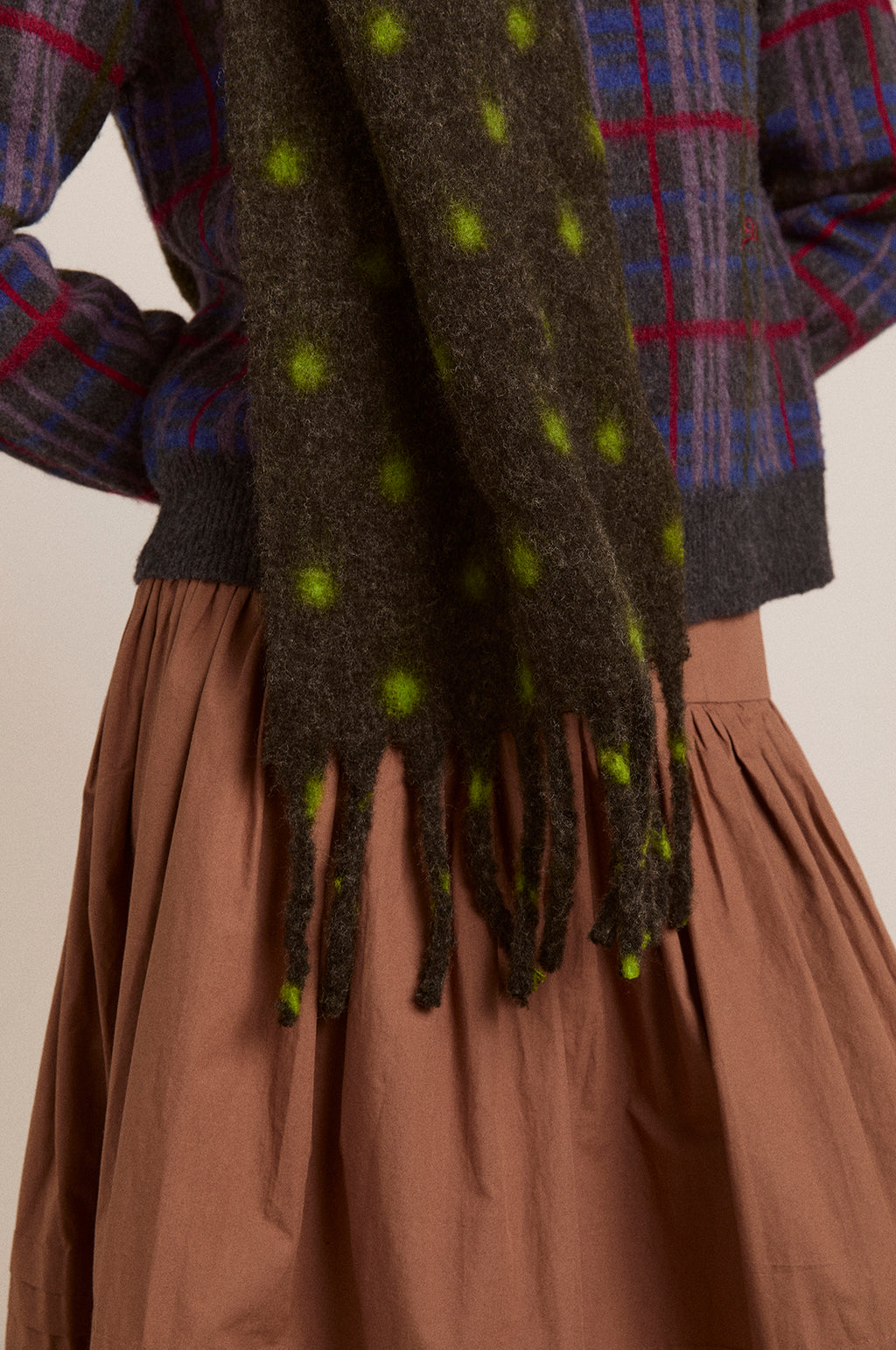 DM Fluffy Scarf Charcoal/Lime Spot