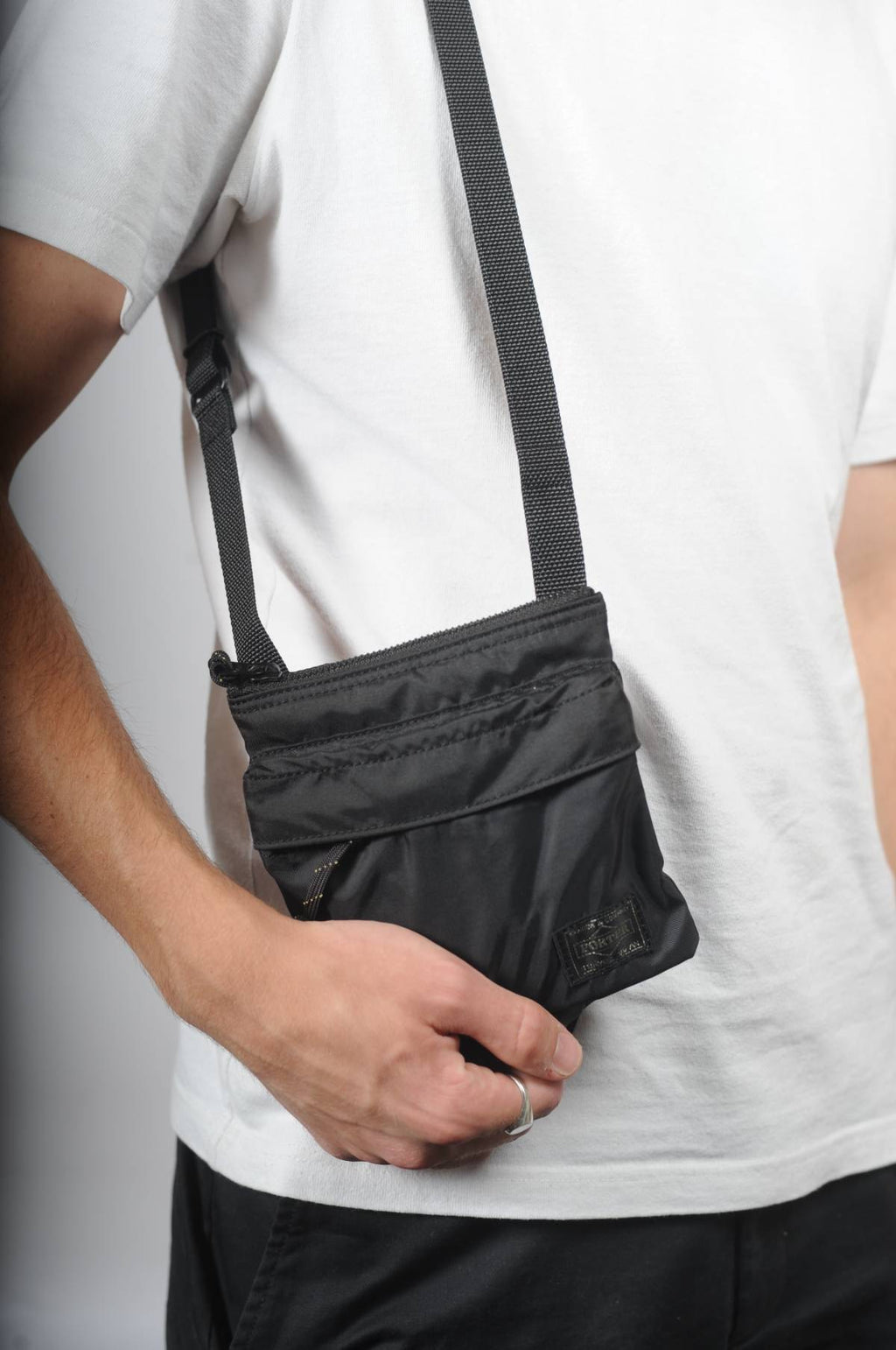 Force Shoulder Pouch Black