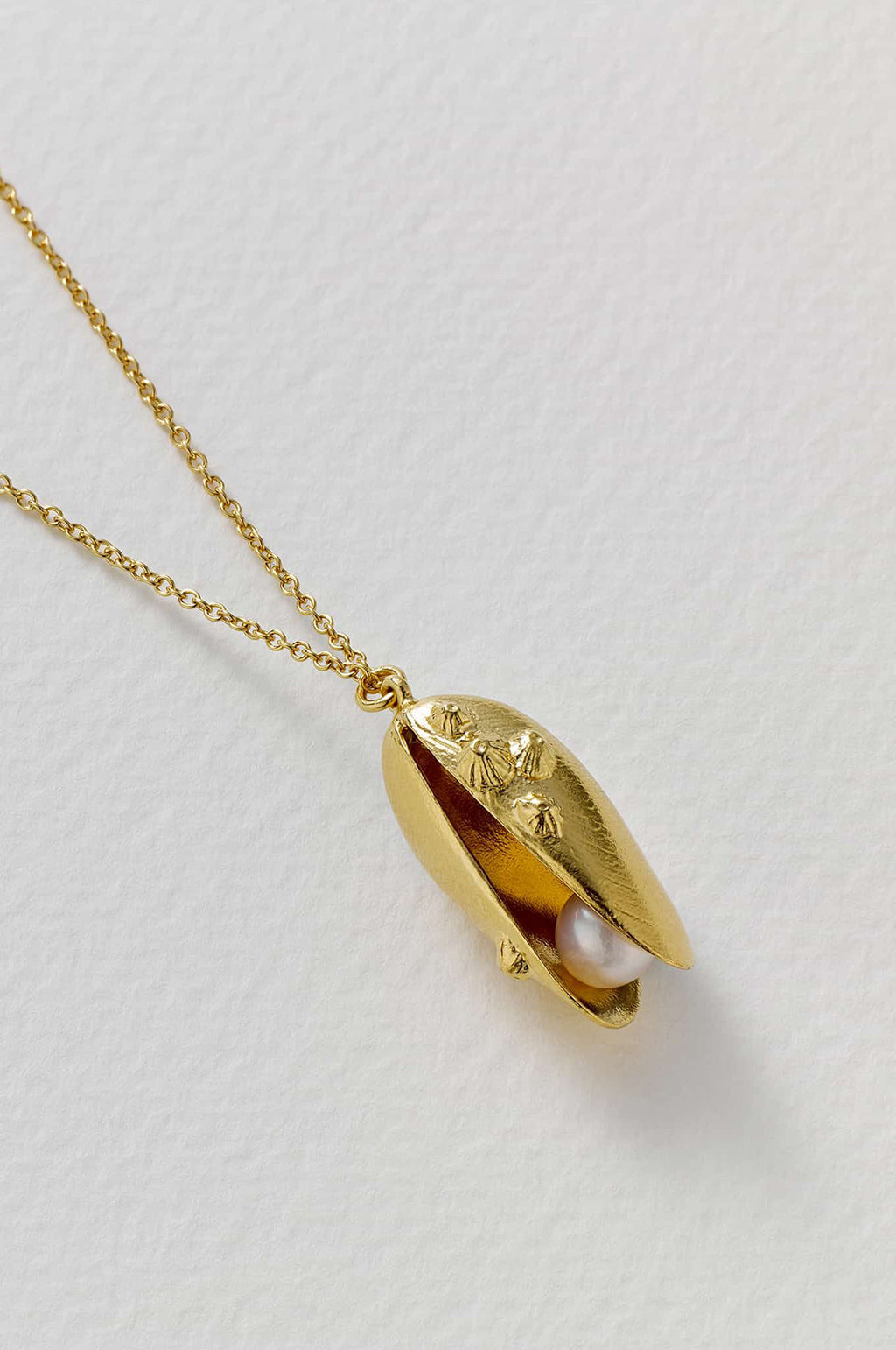 Mussel and Pearl Necklace Gold