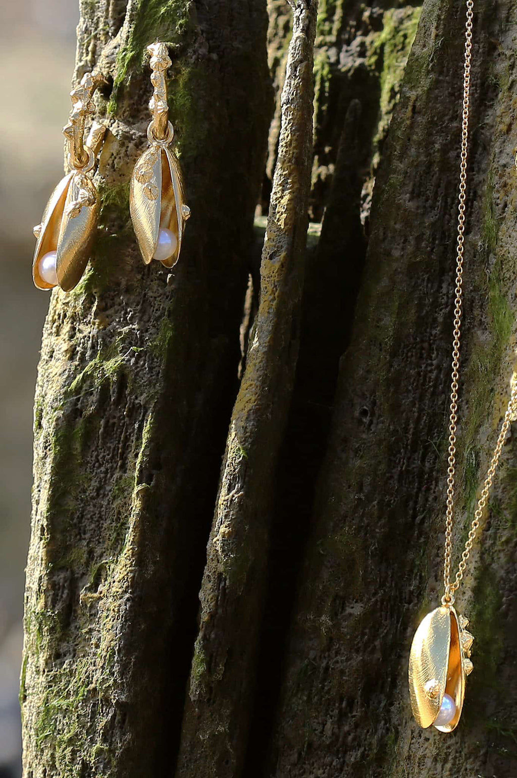 Mussel and Pearl Necklace Gold