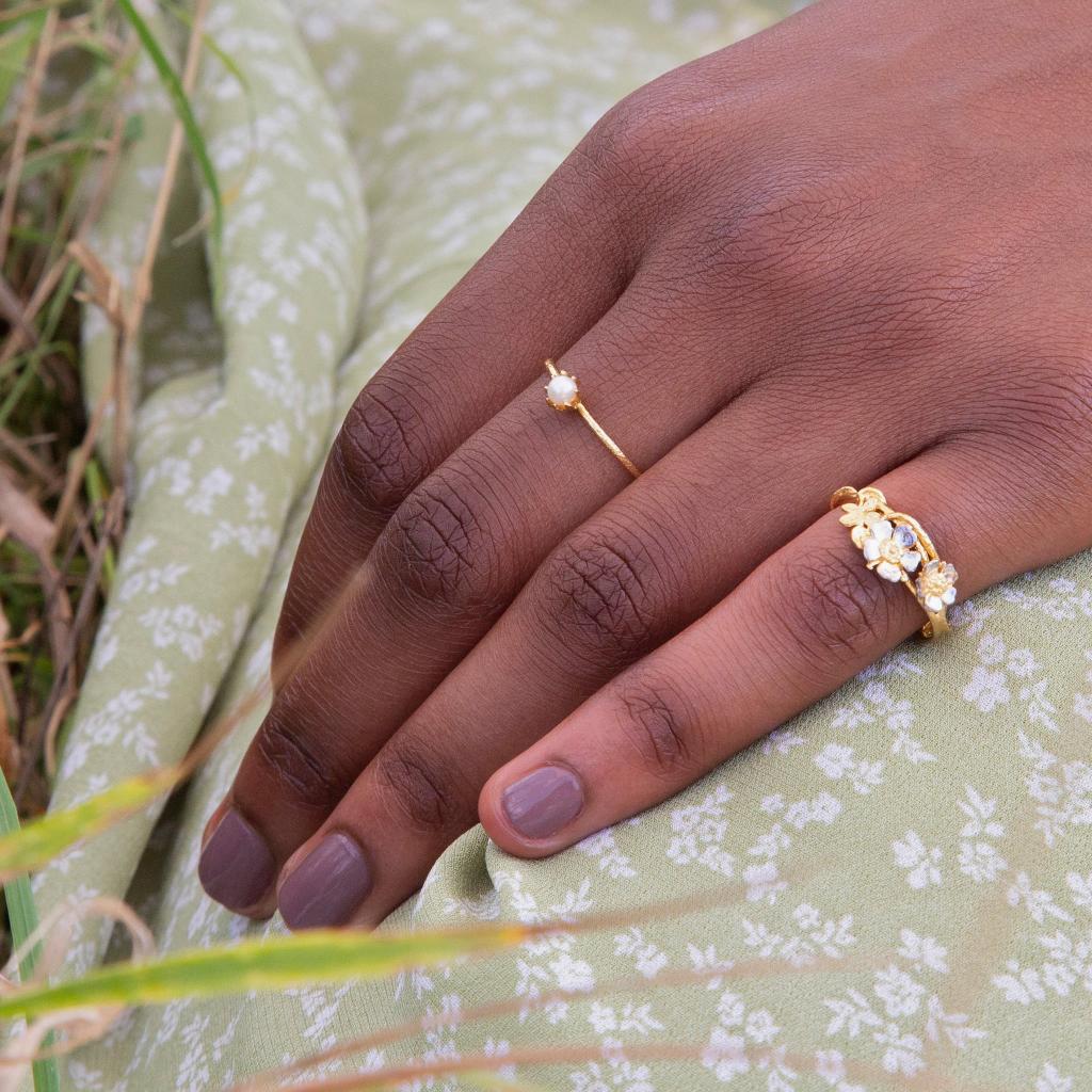 A.M. Baby Pearl Bud Ring Gold