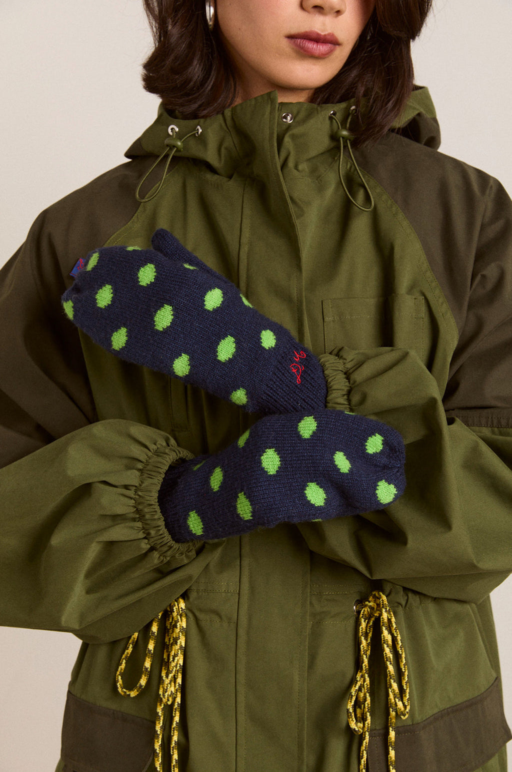 Cable String Mittens Charcoal/Lime Spot