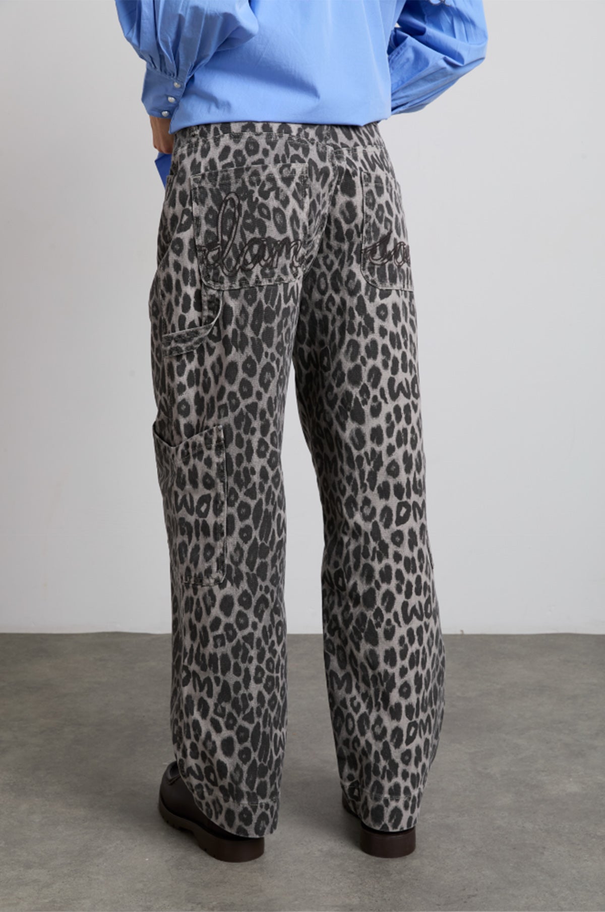 ボトムスその他 adidas Denim loose pants leopard charcoal KA2679 Clothing - adidas Originals Denim Loose Pants - Multicolour