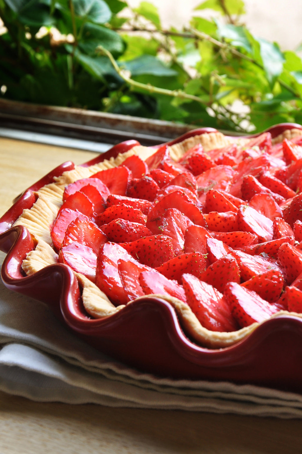 Ruffled Pie Dish Burgundy 27cm