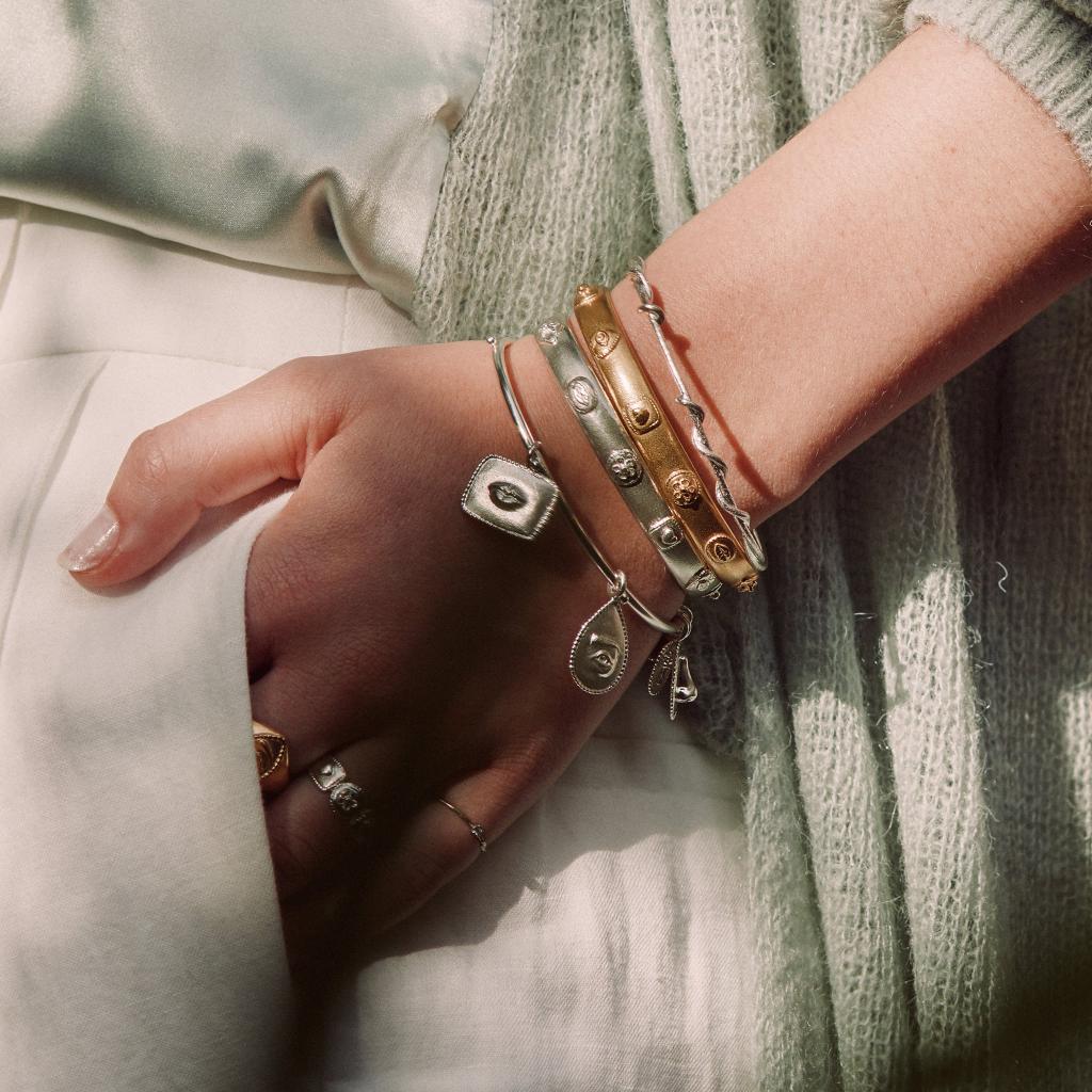 A.M. Sensory Devotion Large Charm Bangle Gold