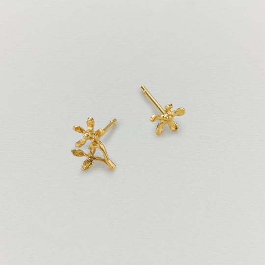 A.M. Asymmetric Growing Flower Stud Earrings Gold