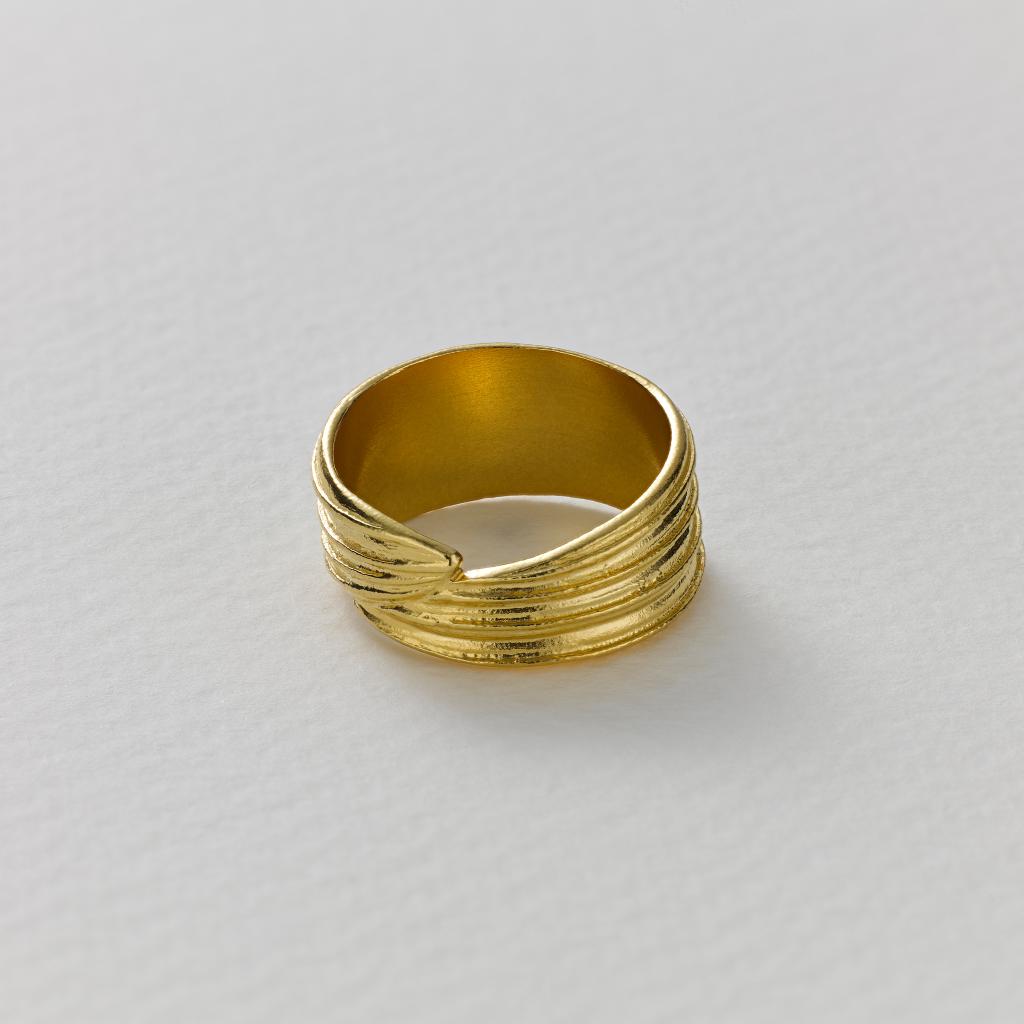 A.M. Wrapped Ribwort Plantain Leaf Ring Gold